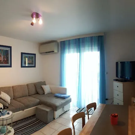 Apartment Apartman Sa Dvoristem Uz Plazu Turanj